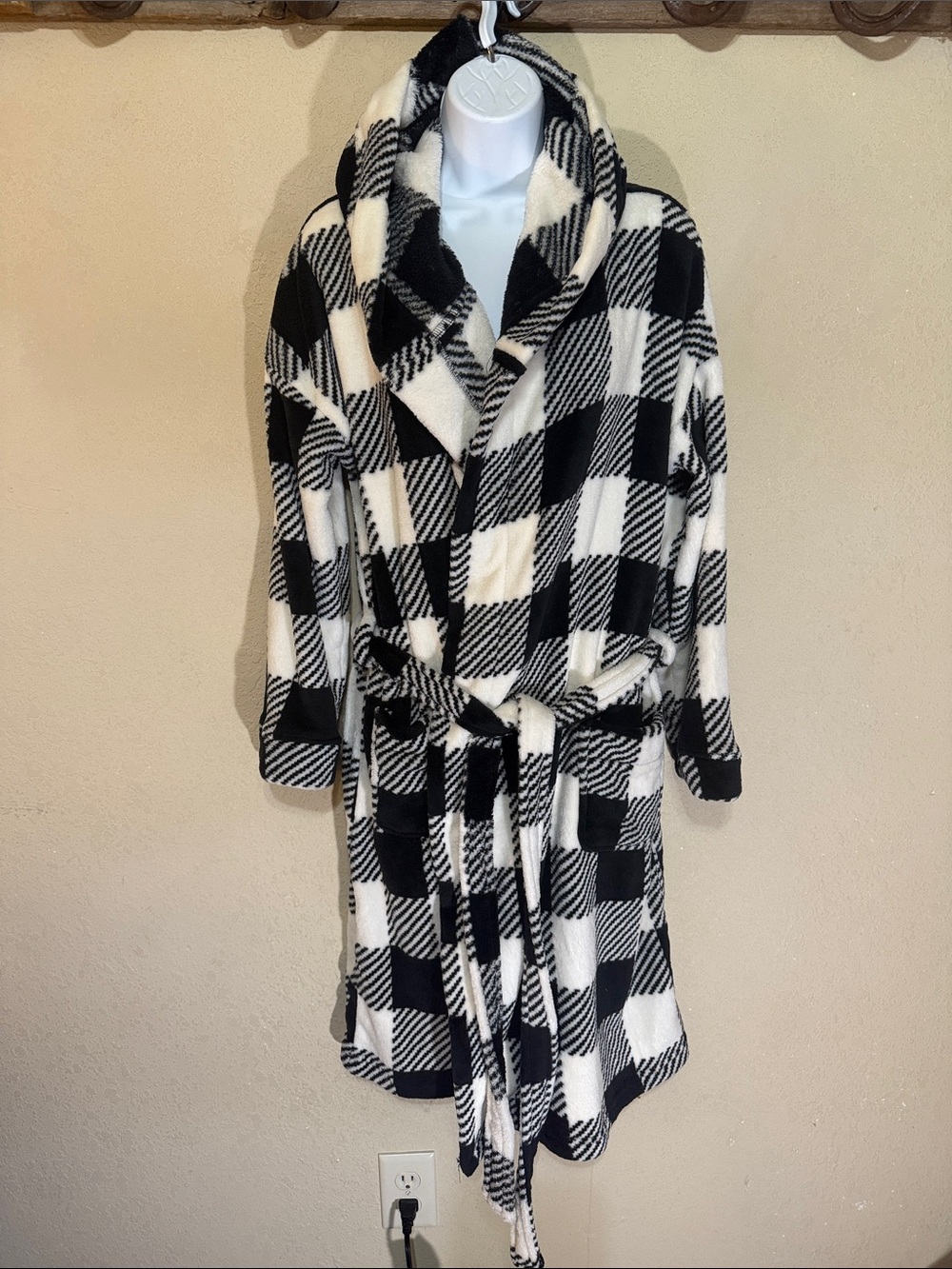 Vera Bradley Black and White Plush Sherpa Robe with hood